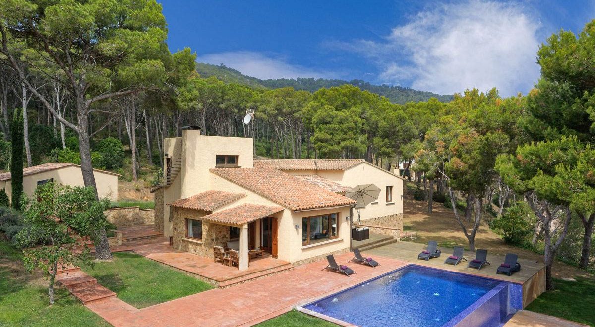 rent villas in Tamariu