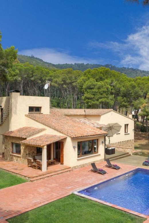 rent villas in Tamariu